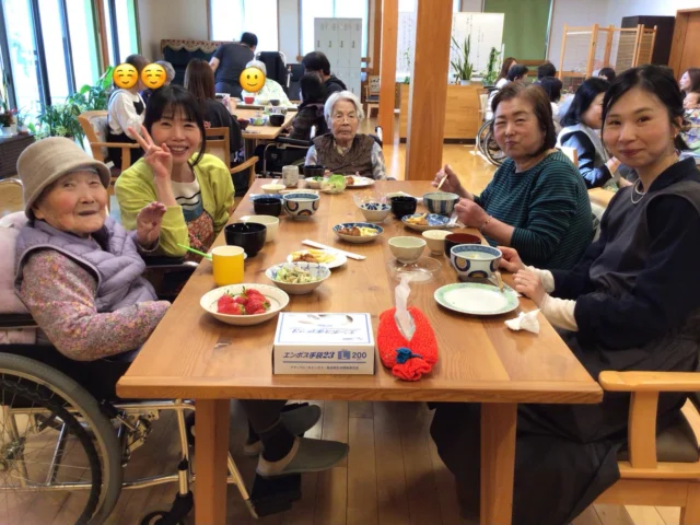 先日は家族会がありました♪♪食事を作るところから、たくさんのご家族に手伝っていただきました
自然とご家族同士でお話しされて賑やかな食事会になりました
楽しい時間をありがとうございました♪
また次回もよろしくお願いします  #ユニットリーダー研修実施施設 
#ゆとりの郷
#ユニット調理