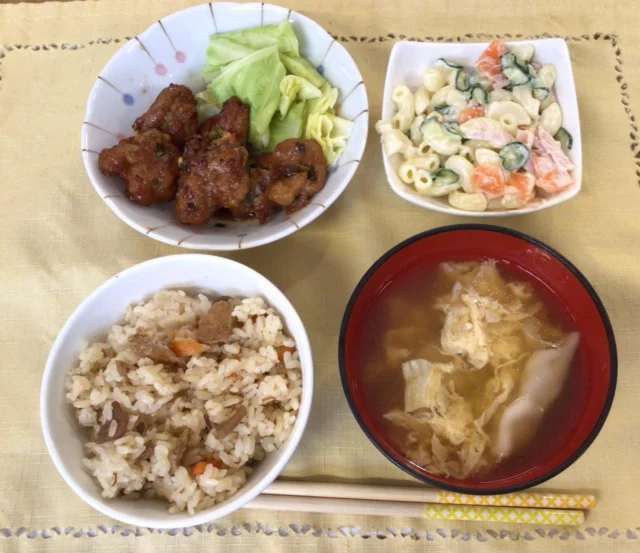 今日はユニット調理で、豚こま油淋鶏、マカロニサラダ、中華スープ　デザートに春っぽいイチゴのムースを作りました‼️みなさん「美味しいよ☺️」と喜んでくださいました✨✨#ゆとりの郷　#ゆとりの郷1番地