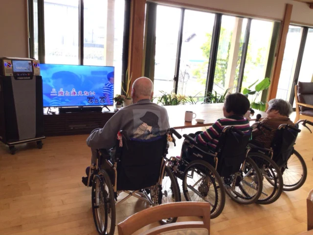 今日はカラオケを楽しんでいただきました　得意の歌を披露したり、職員と一緒にデュエットを楽しみました　参加された皆さんとても良い表情で歌を歌っていただきました　#地域密着型特別養護老人ホーム　#ユニットケア実地研修施設　#カラオケ