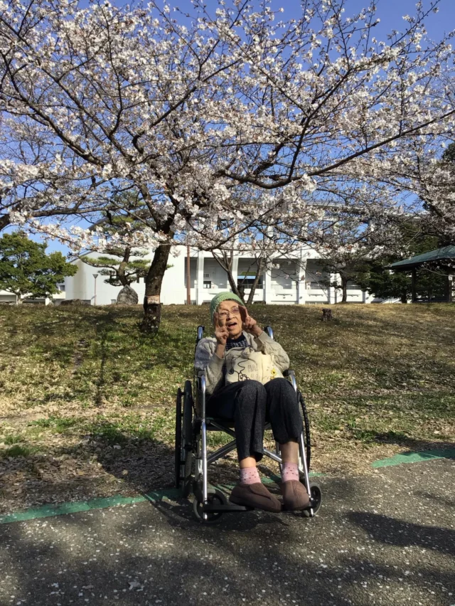 今日はお花見に138タワー近辺を散策しました♪
お天気も良くとても気持ち良かったです（╹◡╹）
桜吹雪もまた風情がありました(￣▽￣)
#ユニットリーダー研修実地研修施設 
#ユニットケア
#ゆとりの郷1番地
#お花見
#138タワー