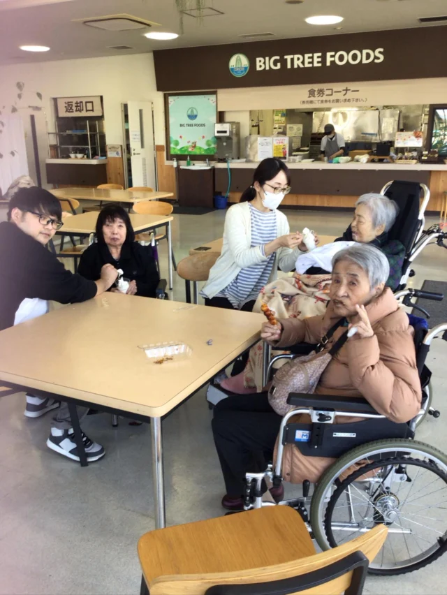 昨日の3/26に天気が回復したので１３８タワーにお花見に行って来ました〜（╹◡╹）
今も綺麗に咲いているところもあり、お連れした皆さんも笑顔が咲いていました♪
また来年も行きたいなぁ〜(о´∀`о)
#ユニットリーダー研修実地研修施設 
#木造建築
#138タワー 
#お花見