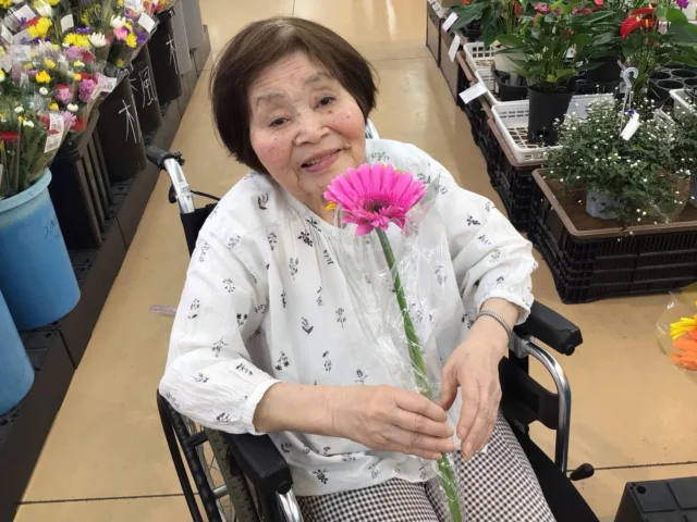 本日はお天気も良くお出かけ日和なので米粉のパン屋さんに行ってきました。
お花もたくさんあってあまりにも綺麗なガーベラ🌼手にとり購入✌🏻
ガーベラは花瓶の水を少なめに切り口から3㎝くらい水につける程度にすると長持ちするようです。
お店の方が教えてくださいました😊
残りが少なかったんですが、美味しそうなパンばかり迷ってしまいます。
米粉のパンはモチモチしていて美味しいです。
「また行きましょうね」と約束しました🤗
#ゆとりの郷
#地域密着型特別養護老人ホーム
#ユニットリーダー研修実地研修施設 
#ユニットケア
#米粉パン