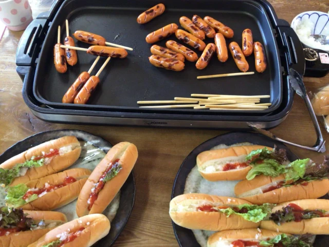 おやつにホットドックを作りました。
チョッパーで新玉ねぎのみじん切りをお願いしました。
「いい運動になる」と頑張ってくださいました 😀
玉ねぎの係、フランクフルトを焼く係、野菜を挟む係とみんなで協力して作り
美味しくいただきました😋
#ゆとりの郷
#地域密着型特別養護老人ホーム
#ユニットケア
#ユニットリーダー実地研修施設
#ホットドック
