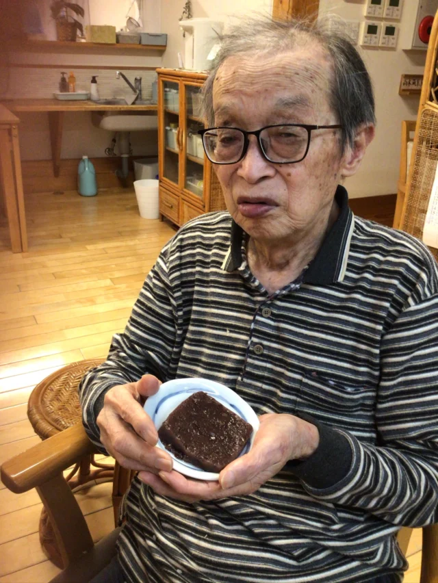 今日はおやつ作りで羊羹を作りました〜(o^^o)
皆さん美味しそうに召し上がって頂き、味もくどくなくて良かったとお返事をいただきました♪
また時間があるときに作っていこうと思います（╹◡╹）
#ユニットリーダー研修実施研修施設
#母の日
#牛乳パックで羊羹
#ゆとりの郷2番地