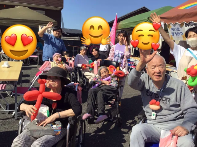 今日は歩いて3分程のところにある、なないろ訪問看護ステーションのイベント行ってきました♪
ゲームや無料の食事サービスもあって会場はとても賑やか🙌
写真に写る入居者の皆さんの笑顔が、その楽しさを物語っています🥰
地域のあたたかさを感じられる１日でした✨
なないろ訪問看護ステーションの皆様、楽しい時間をありがとうございました😊  #ユニットケア
#ユニットリーダー研修実地研修施設 
#介護
#特別養護老人ホーム
#愛知県一宮市