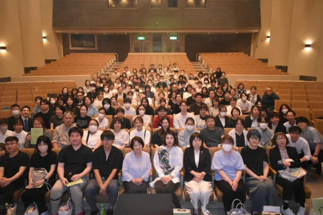 ６月13日19時から江南市民文化会館にて毎年恒例の事業計画発表会を開催しました✨
全事業所の職員が集まり、この一年の取り組みを共有しました。
理事長、統括からは法人が目指す方向性のお話があり気持ちが引き締まる時間に😌
さらに、長く法人を支えてくれている仲間への勤続表彰も実施。温かい拍手に包まれました👏
そして最後は毎年恒例のみんなで記念写真。笑顔いっぱいの締めくくりとなりました🥰  #ユニットリーダー実地研修施設
#特別養護老人ホーム
#愛知県一宮市
#介護
#社会福祉法人