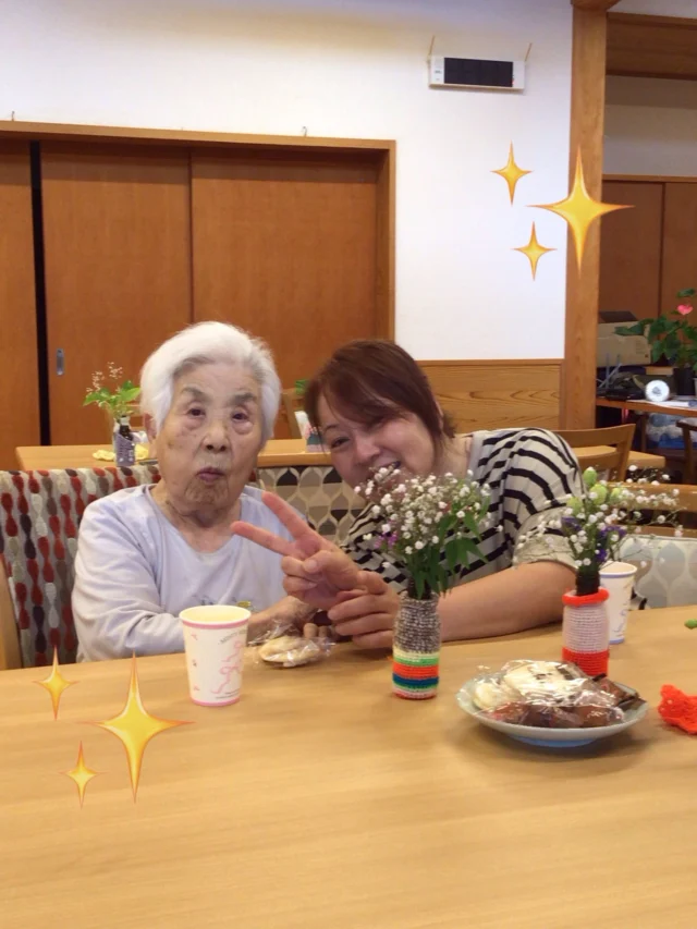 今日は園芸クラブを行いました♪小さくて可愛い小瓶にかすみ草やスターチスを組み合わせると、シンプルなのに優しい雰囲気に仕上がり、皆さんの表情も自然とほころびました😊思い思いに色や配色を工夫して世界に一つの小さな花飾りの完成です✨
完成後にはテーブルを囲んでティータイムを楽しみました🥰  #ユニットリーダー研修実地研修施設 
#園芸
#介護
#特別養護老人ホーム 
#愛知県一宮市