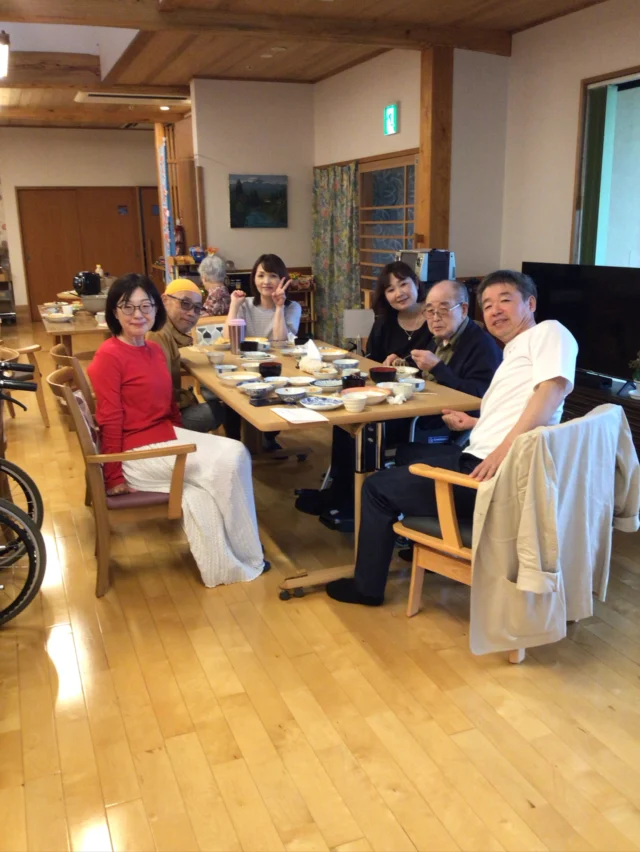 本日は家族様参加のユニット調理を行いました。
雨の中早くからお手伝い頂きありがとうございました。
ご厚意でたこ焼きを作ってくださったご家族もあり大好評でした🥰
とても美味しくてお替わりをされた方もいらっしゃいました。
ですが、肝心な料理の写真を撮るのを忘れてしまいました😱
メニューは冷やし中華、天ぷら、豚キムチ、炊き込みご飯、中華スープでした💦
賑やかに楽しい時間をすごしました✨
#ゆとりの郷
#ユニットケアリーダー研修実地研修施設 
#地域密着型特別養護老人ホーム
#冷やし中華
#ユニット調理