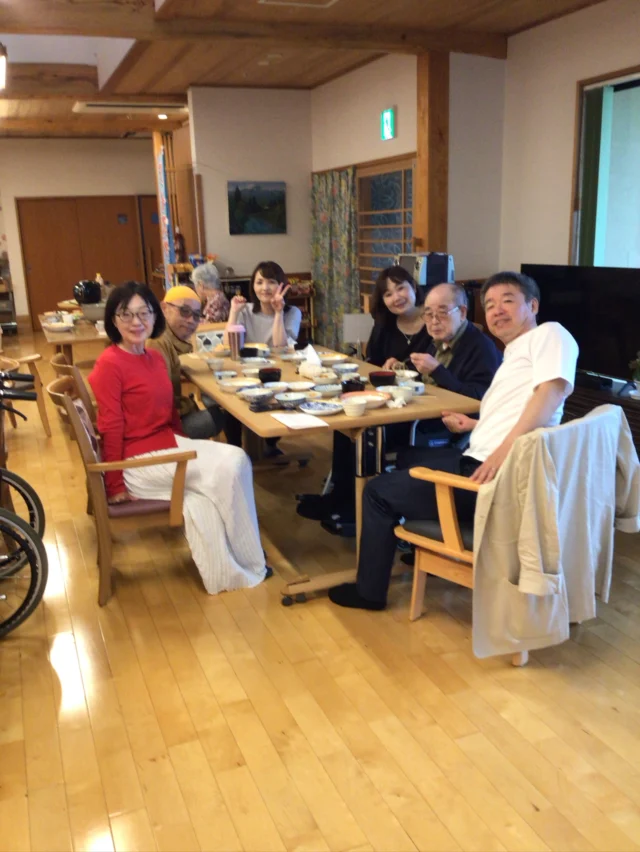 本日はご家族参加にユニット調理を行いました。
雨の中早くからお手伝い頂きありがとうございます😊
ご厚意でたこ焼きを作ってくださったご家族もいらして大好評でした😍
お替わりをされた方も多くいらっしゃいました。
ですが💦料理の写真を撮るのを忘れてしまいました😱
メニューは冷やし中華、天ぷら、豚キムチ、炊き込みご飯、中華スープでした。
楽しい時間を過ごすことができありがとうございまし✨
#ゆとりの郷
#ユニットリーダー研修実地研修施設 
#地域密着型特別養護老人ホーム
#ユニット調理
#冷やし中華