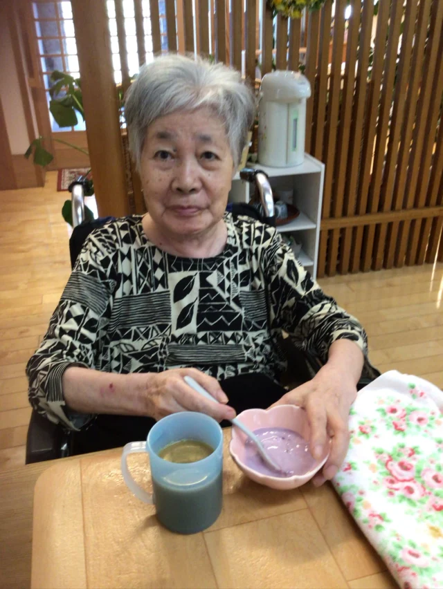 🍪☕️おやつの時間🎵
ご家族様が持って来ていただいたおやつを、それぞれ美味しく頂きました☆🥰
職員も一緒にブレイクタイム☕️✨
おやつを食べながら、ほっとひと息♪
それぞれのおやつを楽しみながら、ゆったりとした時間を過ごしました😄
ご家族様も見えた方も居て、ご家族様と一緒に過ごす、和やかなひとときになりました😃
素敵なおやつをありがとうございました❤️
#おやつの時間#笑顔の時間#特別養護老人ホーム#ユニットケア#ご家族様からの差し入れ