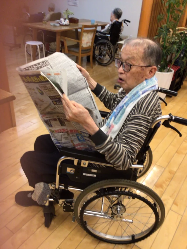 午前中のひととき☀️
新聞を読んだり、漢字ドリルに取り組まれたり、おしぼり巻きをお手伝いして頂いたり、その日の気分や興味にあわせて、いろいろな事を楽しまれています。茶碗洗いも洗濯物干しも出来る事からお手伝いしていただきいつも助かります。ありがとうございます😊
「できること」「やってみたいこと」を大切にしながら、それぞれのペースで過ごされています🍀
今日も穏やかな午前中の時間です✨
#特別養護老人ホーム#介護施設#ユニットケア#日々の暮らし#余暇活動