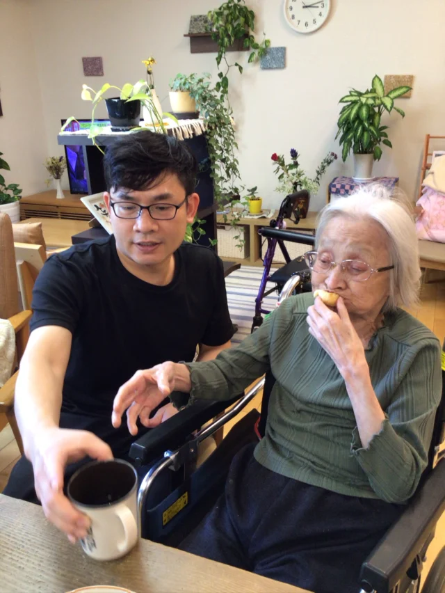 今日は午後からおやつを囲んでお茶会🫖差し入れのシュークリームを美味しくいただきました✨
また朝から入居者の皆さんに食器を拭いていただいたり、おやつで使った食器を洗っていただいたりと大変助かりました☺️
笑顔溢れる一日になりました♪
ゆとりの郷では入居者の生きがいや役割づくりに取り組んでいます。これからも色々発信していきます🥰  　　　　　　　　　　　　　　　　　　　　　　　　　　　　　　　ゆとりの郷　1番地  #ユニットリーダー研修実地研修施設 
#介護
#特別養護老人ホーム
#愛知県
#社会福祉法人