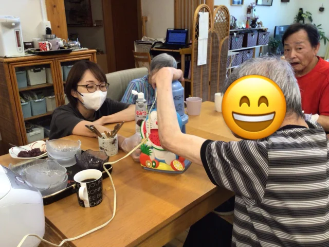 🍧今日はかき氷作り🍧
入居者様と一緒に、ひんやり冷たいかき氷を作りました😄
かき氷機を楽しそうに操作して、氷を削ってくださいました✨
自分で作るかき氷は格別❗️
暑い夏にピッタリの、楽しいひとときになりました🍧
#かき氷#夏の風物詩 #施設の暮らし#特別養護老人ホーム#幸せの人生