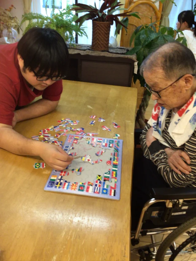 🍀パズルに挑戦しました
入居者さんと一緒にパズルに挑戦
思ったより難しく、「これはなかなか難しいね〜」と挑戦していると
ちょうど遊びに来ていた他の入居者さんのご家族のお子さんが手伝ってくれました😄
みんなで力を合わせて、無事完成👏🏻✨
思いがけない交流もあり、楽しい時間になりました😊
#特別養護老人ホーム 
#パズル 
#楽しい時間ありがとう 
#笑顔 
#幸せの人生