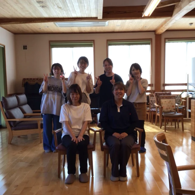 こんにちは♪
投稿が遅くなりましたが、８月もユニットリーダー実地研修に２名の受講生を迎えました✨
計画を実行に移されており、ゆとりの郷でお伝えしたことを踏まえ、「自分達がやっていることは間違ってなかった」と振り返りで言われた言葉がとても印象的でした‼︎
ユニットケアは理想だとおもっていたけれど、こんなに職員さんが穏やかに支援されているのをみて勉強になりました‼︎とお言葉を頂きました♪
ゆとりの郷は、〇〇しませんか？と伺う事を基本にお声かけをしています。引き続き一緒にユニットケアに取り組んでいきましょう！  受け入れ担当　　林  #ユニットリーダー実地研修施設
#その人らしい暮らしの継続
#ユニットケア
#自律支援
#役割のある暮らし