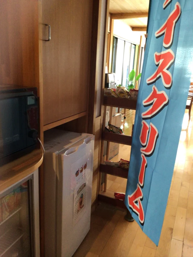 施設内のちょっとした売店でのお買い物🛍️
外へ買い物に出掛けることが難しい入居者と一緒に、施設内の買い物コーナーへ。
お菓子やジュース、アイス、他にもふりかけなどあります。
好きな物を選びながらお買い物を楽しみました。😊🍪🍨
「どれにしようかな？」と選ぶ時間も、日々の楽しみのひとつです。✨
これからも入居者様の「自分で選ぶ」「自分で決める」を大切にしていきたいと思います♪
売店コーナーもも少し充実していきたいと思います☆
#特別養護老人ホーム 
#ユニットケア 
#施設での暮らし
#日々の楽しみ 
#幸せの人生を送ろう