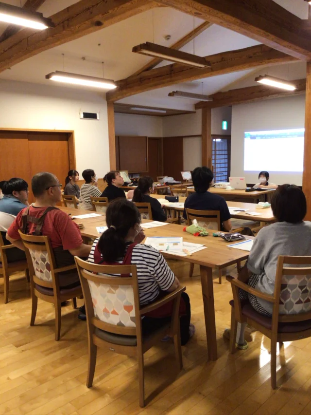 ９月16日は午後からパラマウントさん、Dフリーさんによる「眠りスキャン&Dフリー」の勉強会、その後で施設長による「パーソンセンタードケア」の勉強会を行いました。眠りスキャンとDフリーは学ぶ中で新たな学びがたくさんありました。
パーソンセンタードケアについては、職員からの感想を一部ご紹介します。「ゆとりの郷は入居者の住まいであり、入居者が中心でなければならない。今回の勉強会は気持ちを再度引き締めるよい機会となりました。入居者の皆さんの人生を支えて幸せに暮らしていただけるように、その人らしさを理解できるように寄り添っていきます。」私達は入居者の皆さんお一人おひとりに寄り添うケアを改めて深く考えるよい機会となりました。  #ユニットリーダー研修実地研修施設 
#介護
#特別養護老人ホーム
#愛知県一宮市
#認知症ケア
