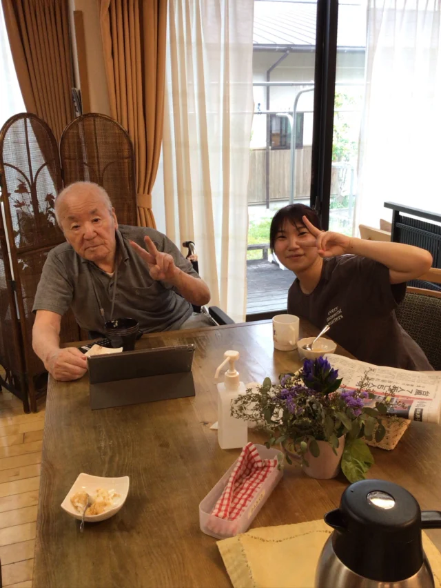 今日は同じ法人の葉栗の郷でお餅つきがあり、お裾分けでゆとりの郷もいただきました♪
入居者の皆さん、職員ともに美味しくいただきました✨  お餅を食べながら、来月予定している秋祭りのカラオケ大会🎤で歌う予定の瀬戸の花嫁を聞き、優勝🏆目指すぞ〜と気合い十分です♪
入居者の皆さんも職員もとても楽しみにしています😊  　　　　　　　　　　　　　　　　　　　　　　　　　　　　　　　1番地  #ユニットリーダー研修実地研修施設 
#お餅つき
#介護
#特別養護老人ホーム
#カラオケ