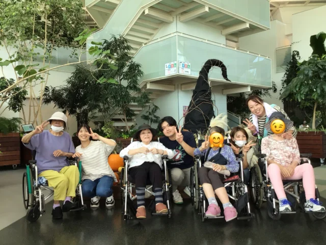 今日は園芸クラブで外出をしました。
お出かけ日和で暑いくらいでした☀️
フラワーパークではハロウィンの演出が楽しませてくれました🎃
途中で出会ったワンちゃんを抱っこさせて頂きました。
お昼ご飯はメニューを見て食べたいものを注文。
チキン南蛮、きしめん、味噌カツ、大きなおにぎり、五平餅も注文しました。
デザートはマロンソフトクリーム🌰とっても美味しかったです😋
暑いとは言っても日陰では風が心地よかったり、秋の味覚があったり季節を感じますね
これからはお出かけしやすい季節になります。良い思い出を沢山作りましょうね🤗
#ゆとりの郷
#ユニットリーダー実地研修施設
#地域密着型特別養護老人ホーム
#園芸クラブ
#フラワーパーク