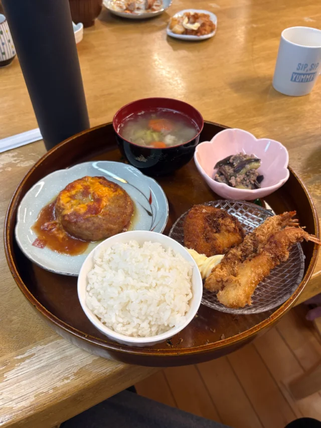 🍳ユニット調理　2番地🍳
今日は入居者様にお手伝いいただきながら、約20人分のお食事を作りました。😊
野菜を切って頂いたり、盛り付けをしたり、それぞれ出来る事をお手伝いして頂きました✨
みんなで一緒に作ると、いつもの食事よりも一層美味しく感じますね🍚❤️
楽しく、あたたかな時間になりました🍀
#ユニット調理#特別養護老人ホーム#ユニットリーダー実施研修施設#その人らしく#日々の暮らし