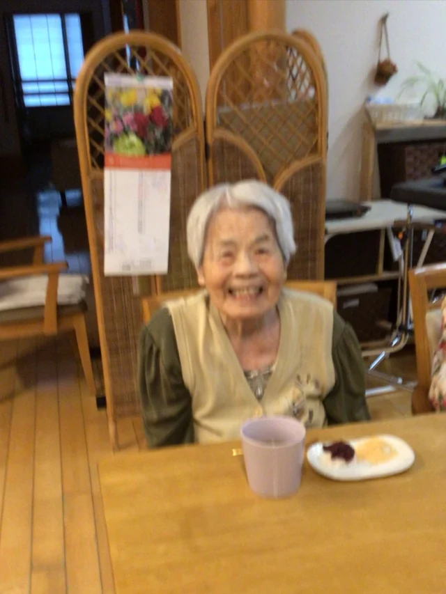 敬老の日のお祝　　　2番地
敬老の日の日のお祝いに、みんなでお祝い餅をいただきました😊
美味しいお餅を味わいながら楽しいひとときを過ごしました。✨
こftからも元気に過ごしていただけますように🍀
#ユニットケア#ユニットリーダー実施研修施設#敬老の日#日々の暮らし#特別養護老人ホーム