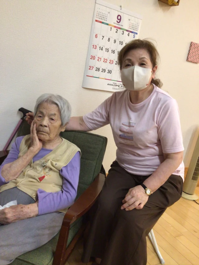 ☕️ブレイクタイム📰
ご家族様が来られたときのひとときや、職員と新聞を見ながらのお話し。
入居者様とお茶を飲みながらゆっくり過ごす時間😊
何気ない日常の中にあるほっとする時間です✨
#ユニットリーダー実施研修施設#ブレイクタイム#日常の時間#ゆっくり#特養