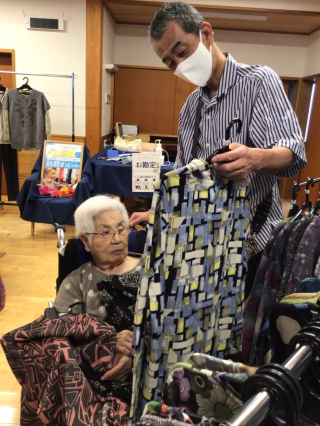 27日はニッセンさんが来てくださり、ゆとりの郷で洋服の販売会をしました✨
ご家族も数名来てくださりご入居者と一緒に「これが似合うね」と楽しそうに選んでみえました♪
入居者の皆さんは自分の好きな色や柄を選ばれ嬉しそうにされてみえる姿が印象的でした😊
地域の皆さんも立ち寄ってくださいました🥰  #ユニットリーダー研修実地研修施設 
#介護
#特別養護老人ホーム
#ニッセン
#買い物